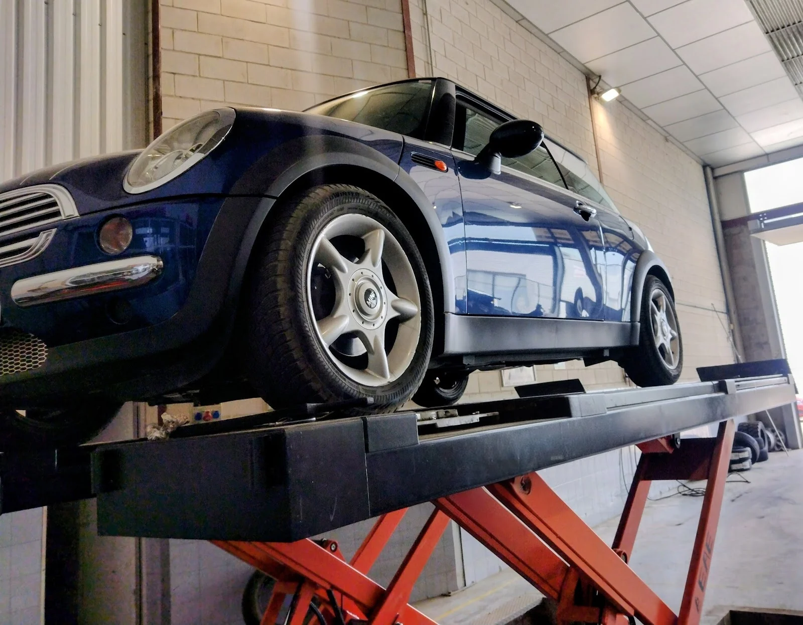 Mini en el elevador del taller Neumáticos Andreu