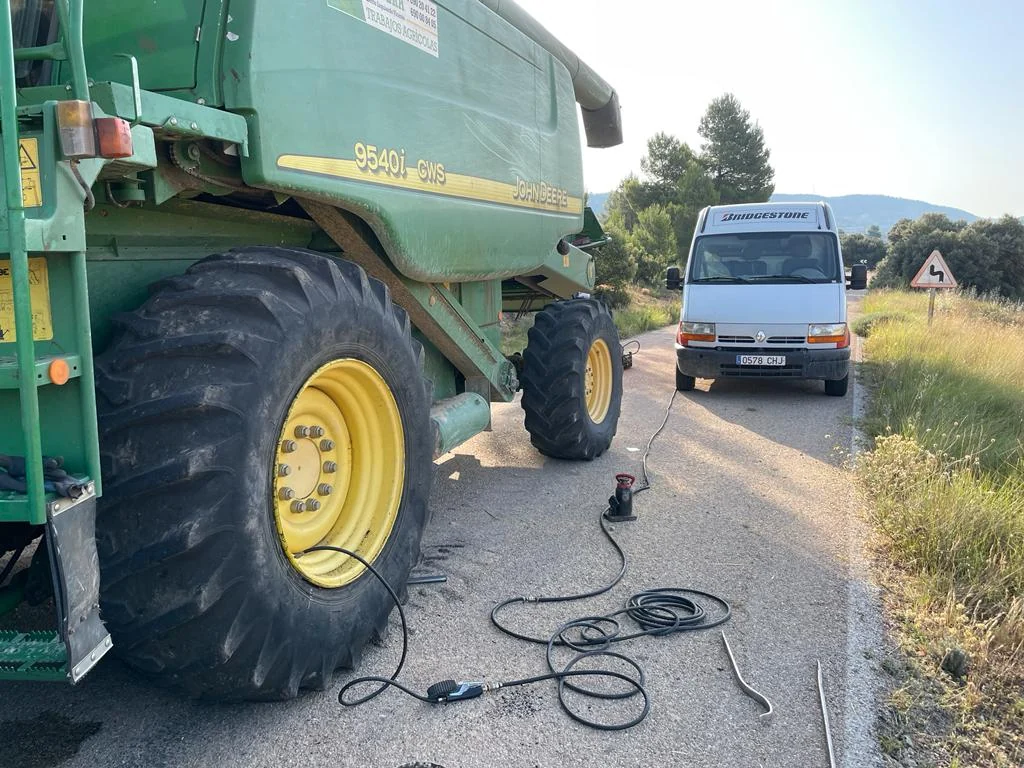 Equipo de servicio para neumáticos de vehículos agrícolas